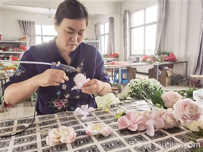 社旗仿真花打開致富路，南陽(yáng)文鑫工藝品李富文的創(chuàng)業(yè)路(圖1)