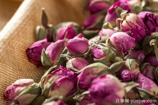 玫瑰花泡水有什么好處？還可以和什么一起泡水喝？(圖1)